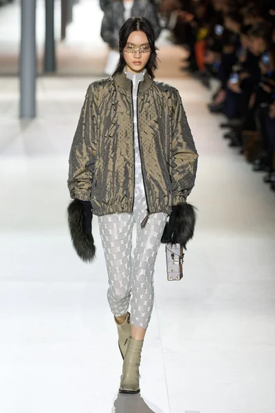 Look 16